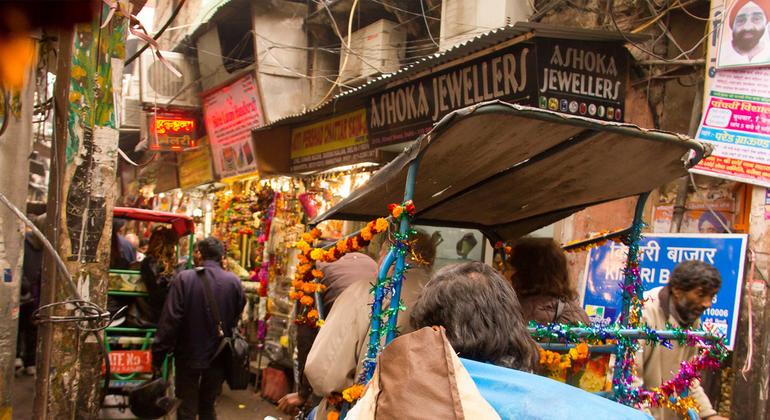 游客乘坐人力车游览印度德里历史悠久的昌德尼交汇处市场。